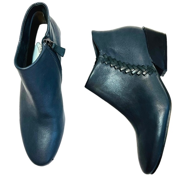 Naked Feet Women's Sz 7.5 Gray Leather Ankle Boots Side Zip Booties Peony - Picture 3 of 7